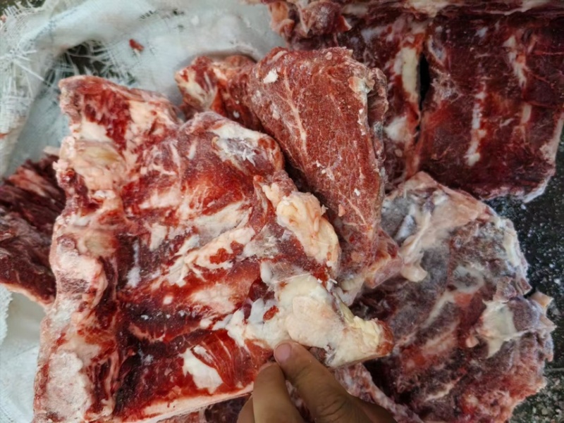 牛脊骨，含肉量为满肉，货源充足全国发货手续齐全