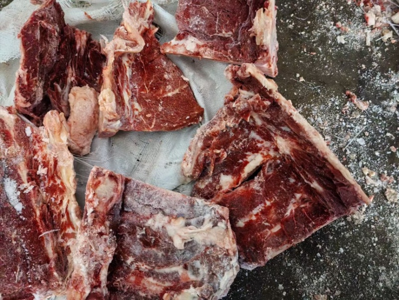 牛脊骨，含肉量为满肉，货源充足全国发货手续齐全
