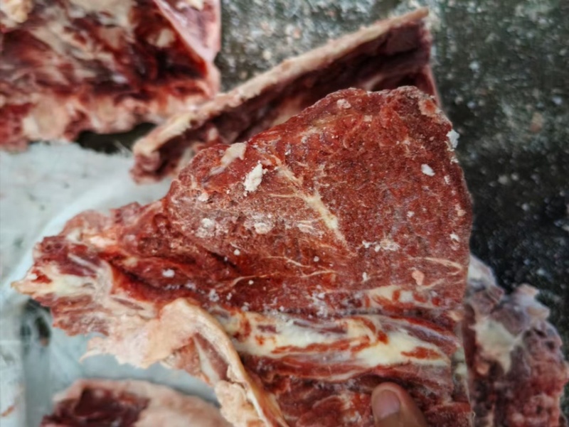 牛脊骨，含肉量为满肉，货源充足全国发货手续齐全