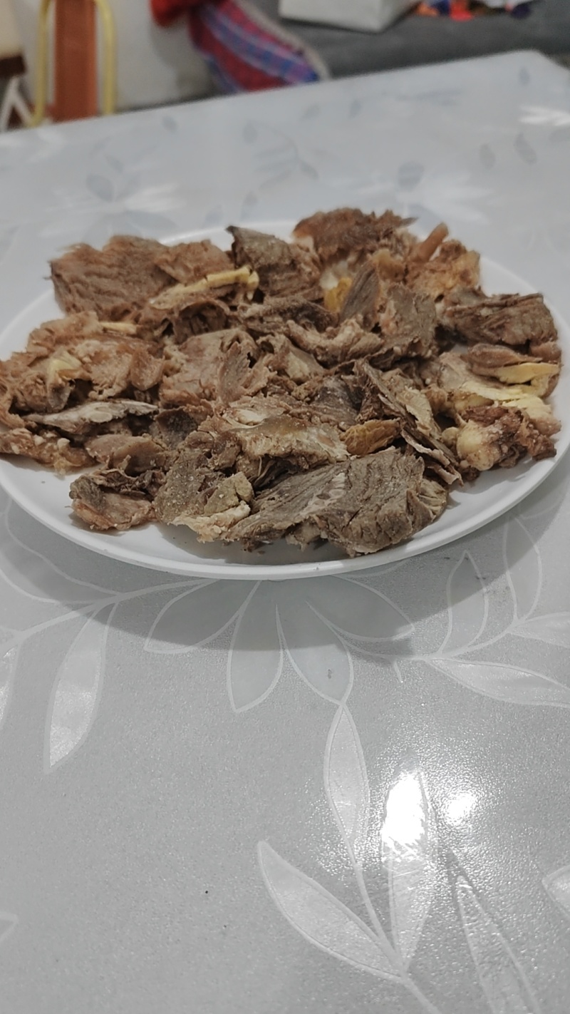 熟牛腱子修割不规则肉块，原味原色无添加，剔骨肉美味