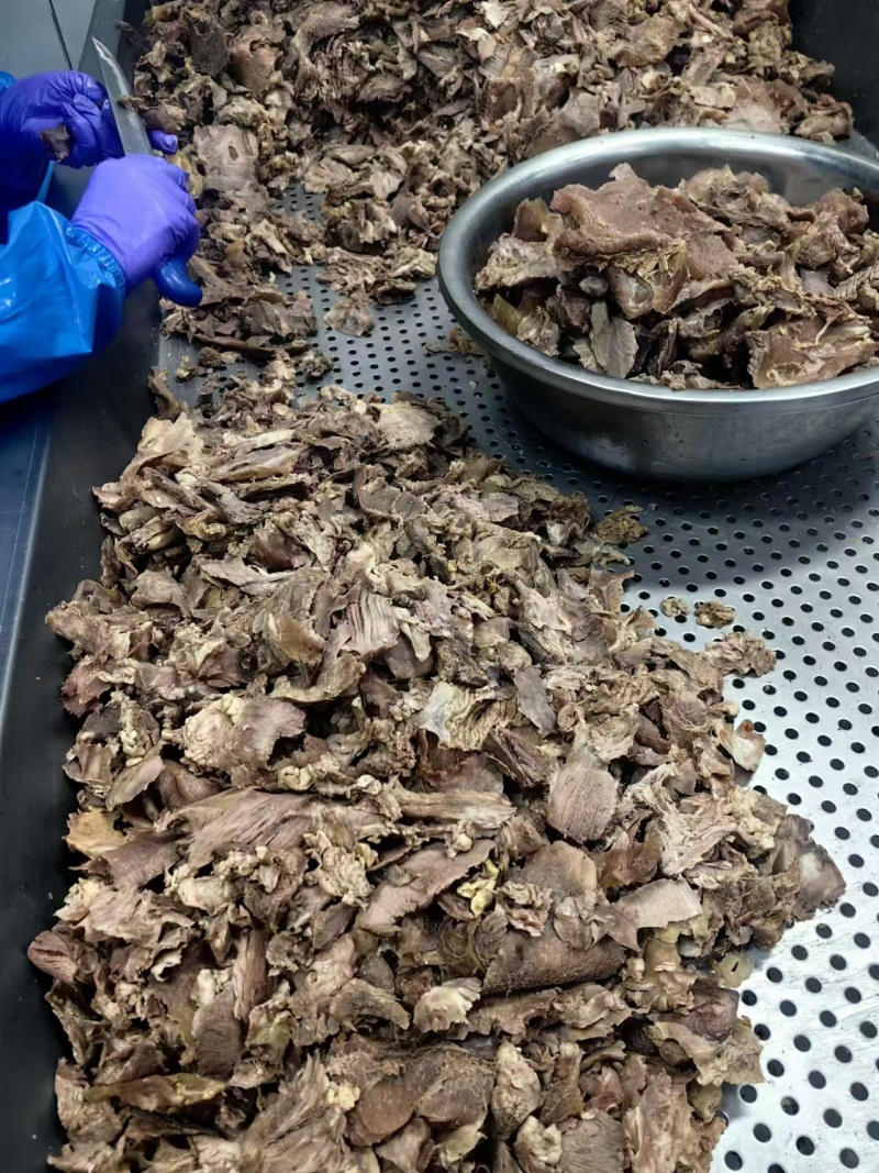 熟牛腱子修割不规则肉块，原味原色无添加，剔骨肉美味
