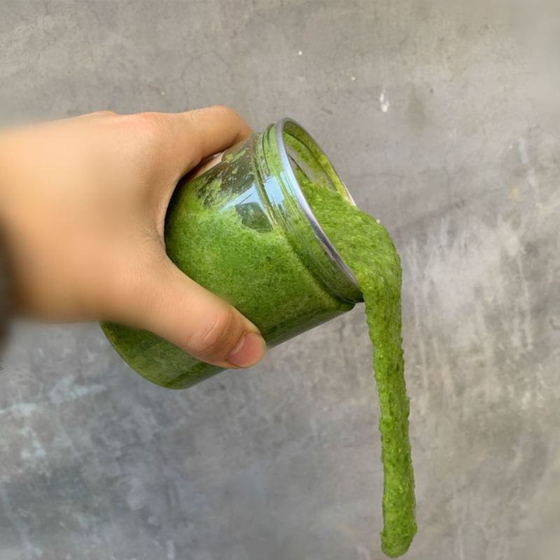 仙人掌鲜榨汁用的仙人掌叶片新鲜现场釆割