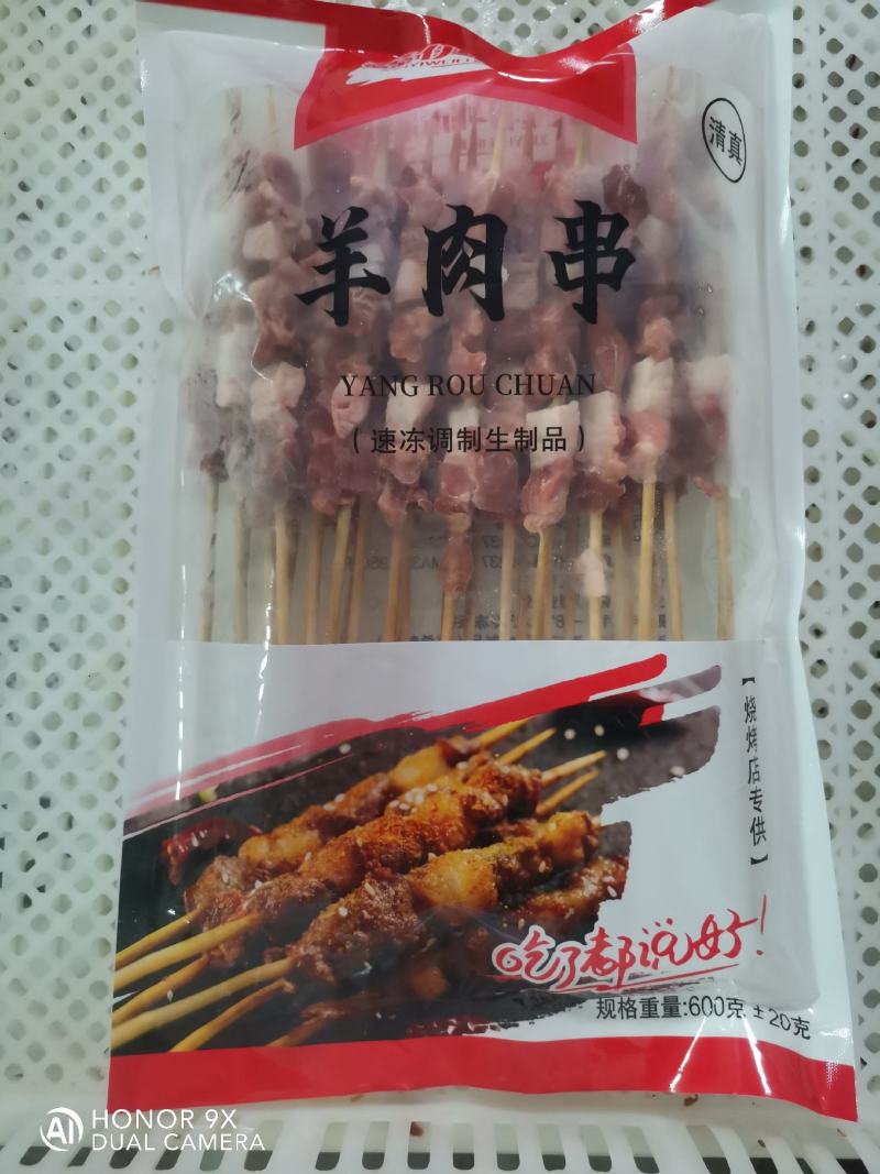 羊肉串精选原料，物美价廉，烤制不缩水，肉嫩鲜香。