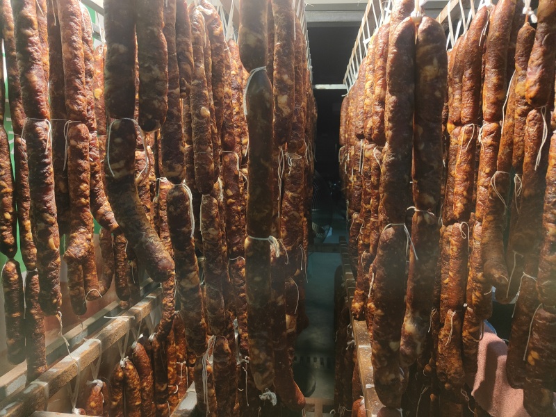 正宗纯手工麻辣香肠，云阳老妈妈的味道，麻辣可口，需要联系