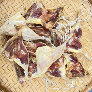 腊鸭腿大约三两左右一个风干腿鸭腿，工厂直销价格便宜