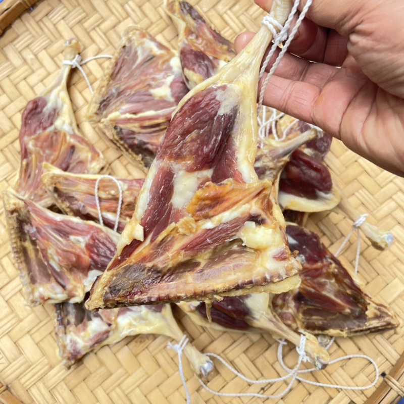 腊鸭腿大约三两左右一个风干腿鸭腿，工厂直销价格便宜