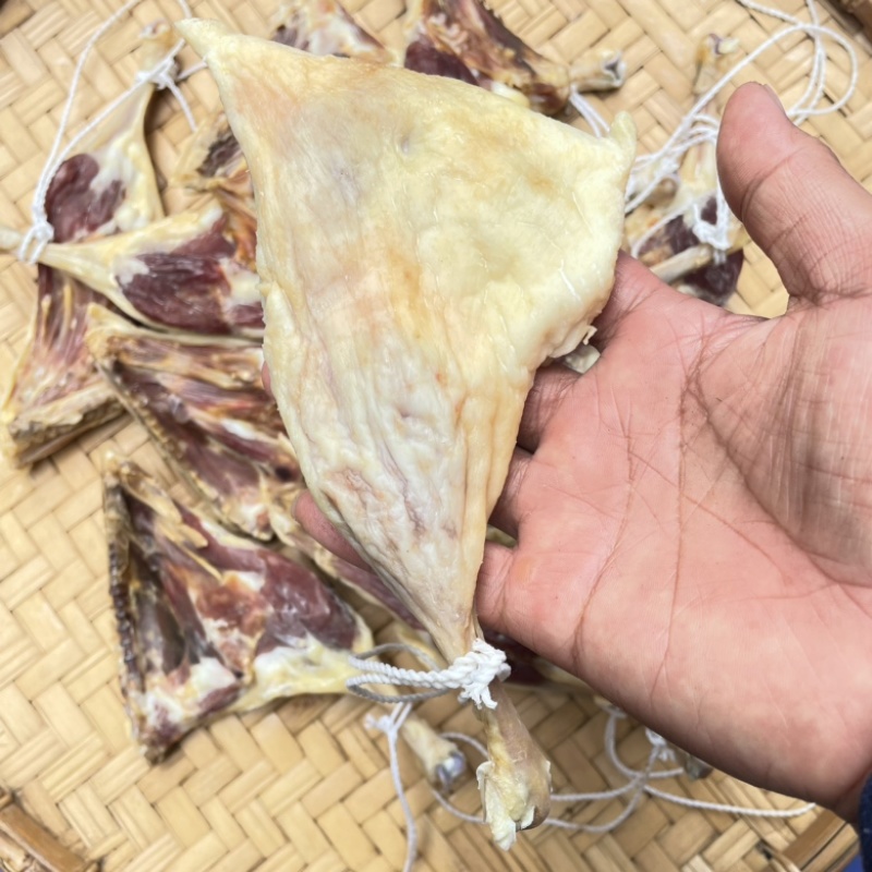 腊鸭腿大约三两左右一个风干腿鸭腿，工厂直销价格便宜