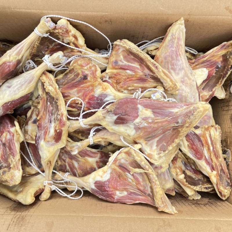 腊鸭腿大约三两左右一个风干腿鸭腿，工厂直销价格便宜