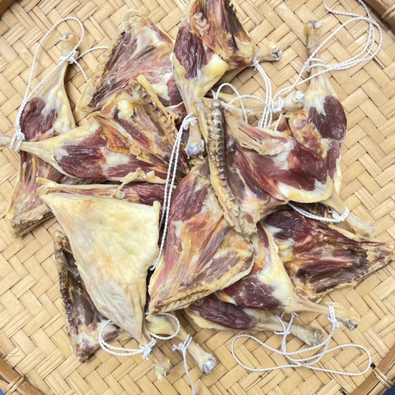 腊鸭腿大约三两左右一个风干腿鸭腿，工厂直销价格便宜