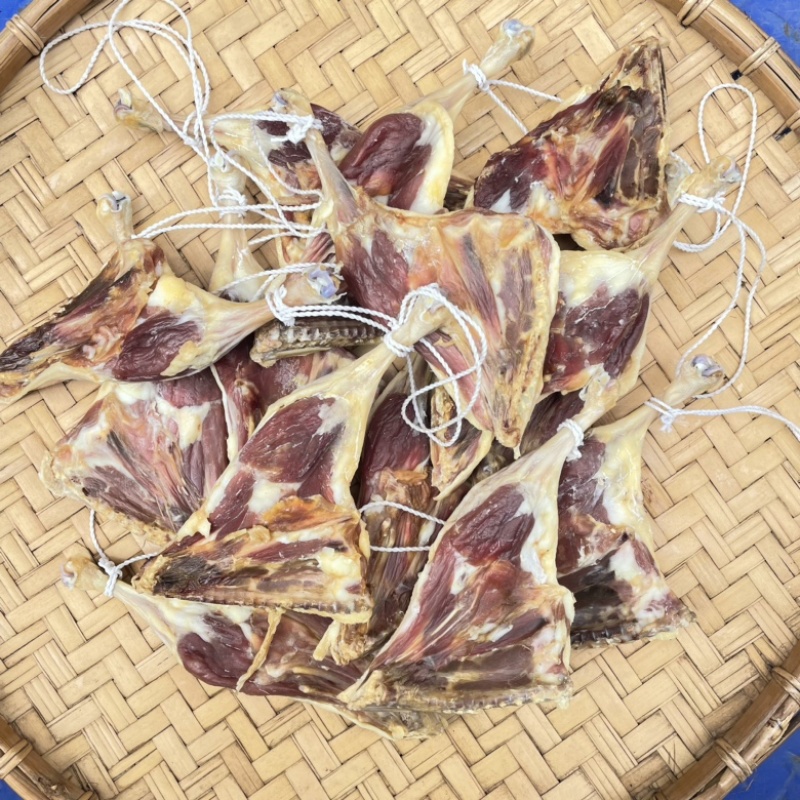 腊鸭腿大约三两左右一个风干腿鸭腿，工厂直销价格便宜