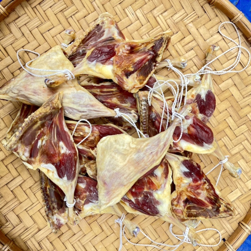 腊鸭腿大约三两左右一个风干腿鸭腿，工厂直销价格便宜