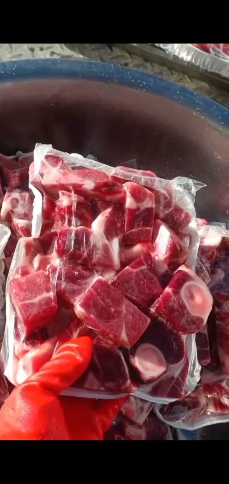 黑猪肉、藏香猪、草猪排和骨头，肉质细腻紧实，弹性十足。