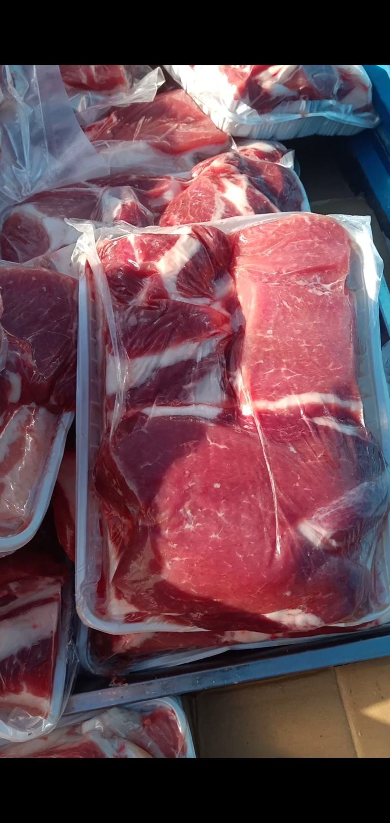 黑猪肉、藏香猪、草猪排和骨头，肉质细腻紧实，弹性十足。