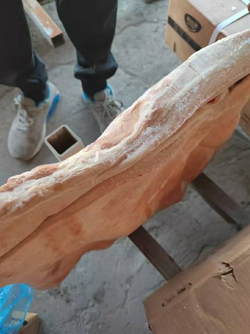中粮带皮前上肉，25kg，6片左右，临沂提，有4吨，，，