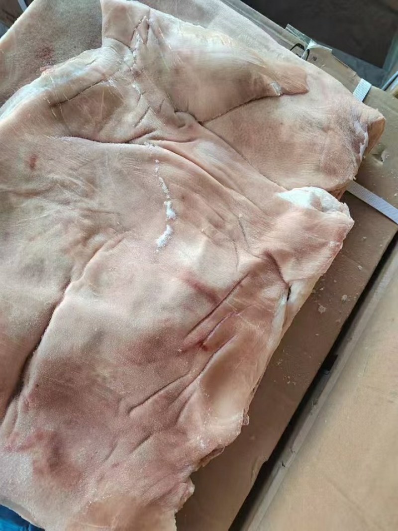 中粮带皮前上肉，25kg，6片左右，临沂提，有4吨，，，