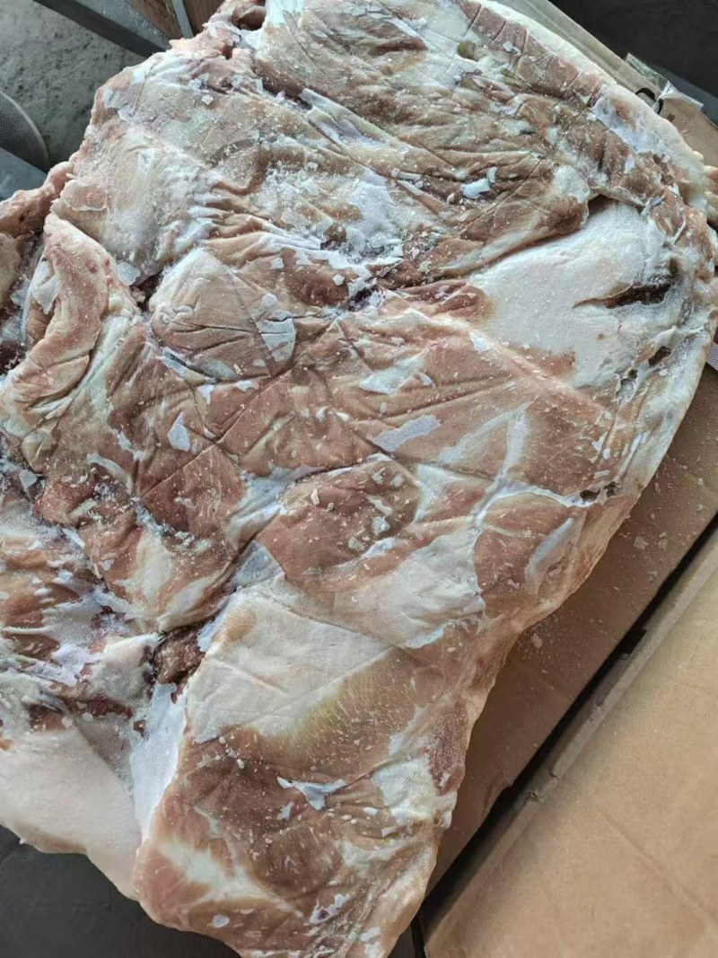中粮带皮前上肉，25kg，6片左右，临沂提，有4吨，，，