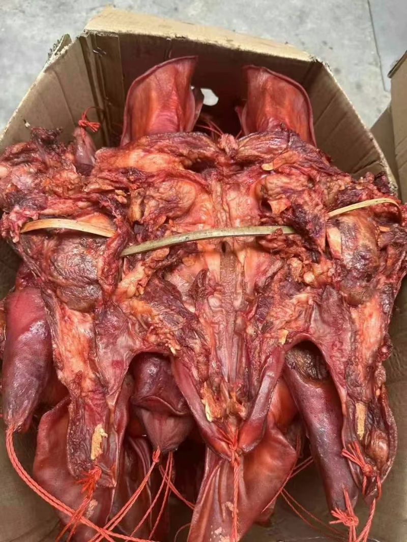 烟熏猪板头烟熏整猪板头无耳猪板头烟熏猪头肉地摊批发