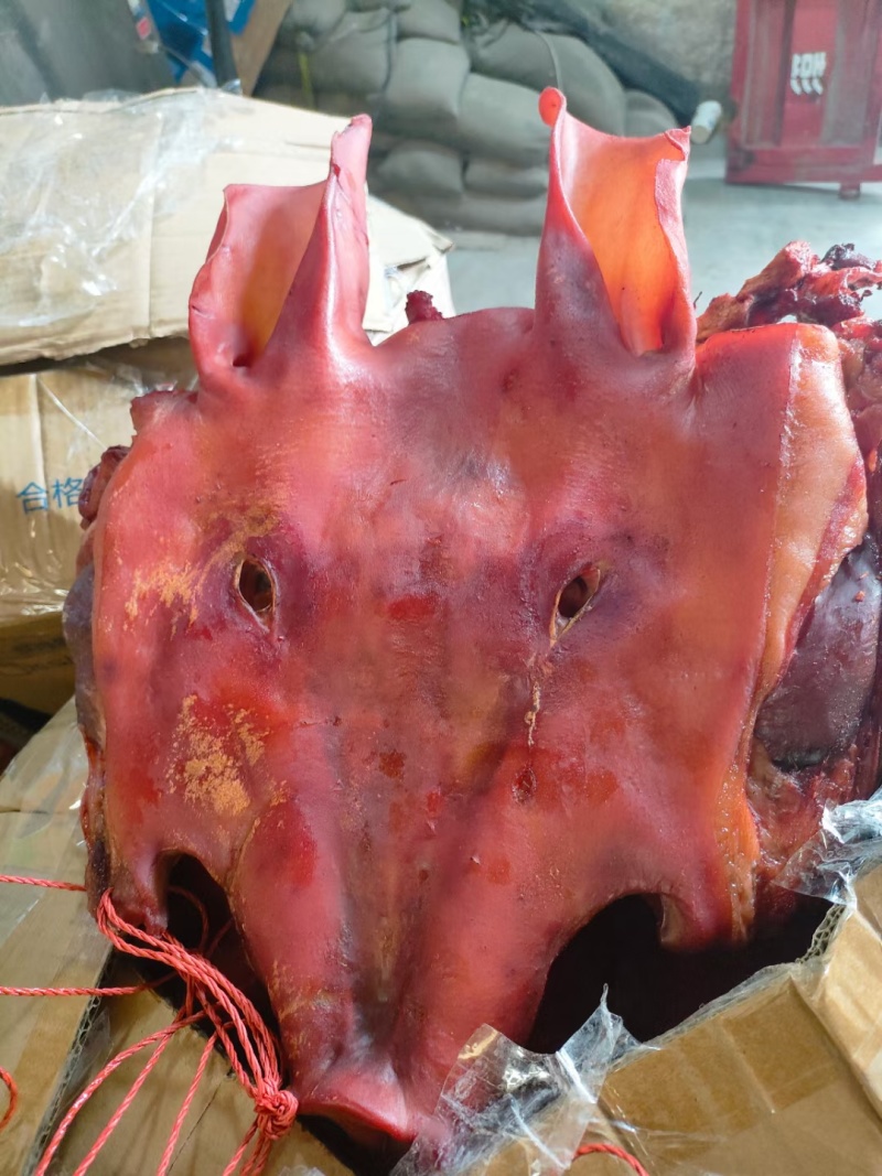烟熏猪板头烟熏整猪板头无耳猪板头烟熏猪头肉地摊批发