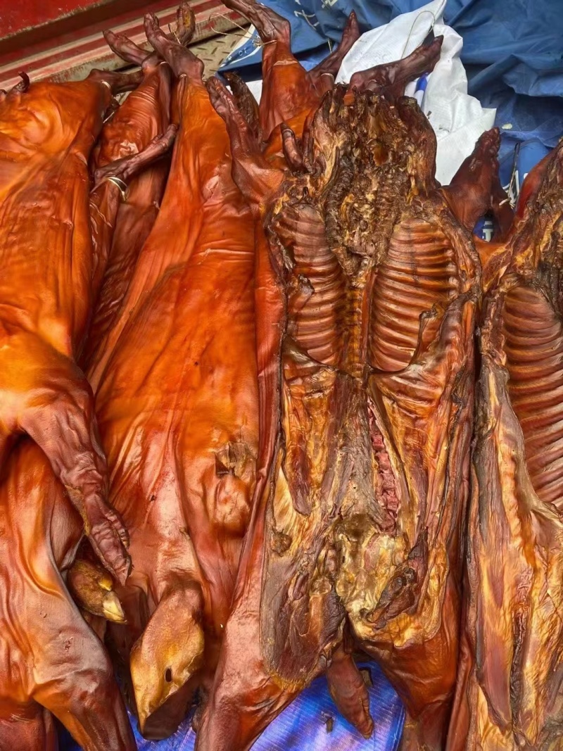 烟熏腊味小香猪烟熏猪肉整只烟熏猪地摊赶集展会猪肉批发