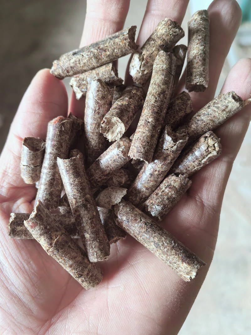 生物质颗粒燃料杉木糠颗粒，热度高灰粉少，厂家直销