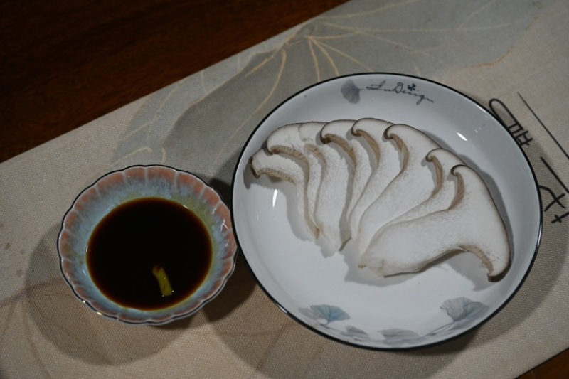 云南山珍仿野生赤松茸25/斤仿野生熊掌菌30/斤