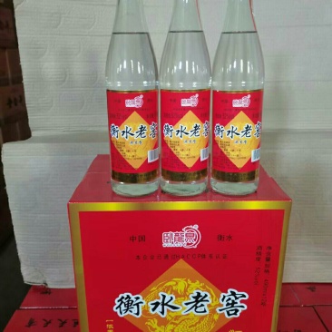 衡水老白干，酒液清亮香气芬芳，酒质醇厚，入口甘润。