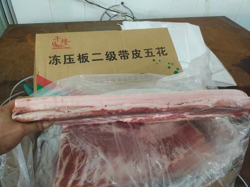 冻压板一级带皮大五花出冻压板二级带皮大五