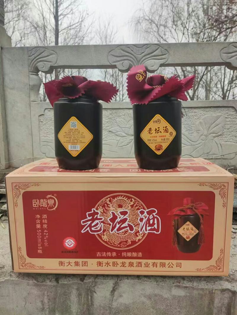 衡水老白干，酒液清亮香气芬芳，酒质醇厚，入口甘润。