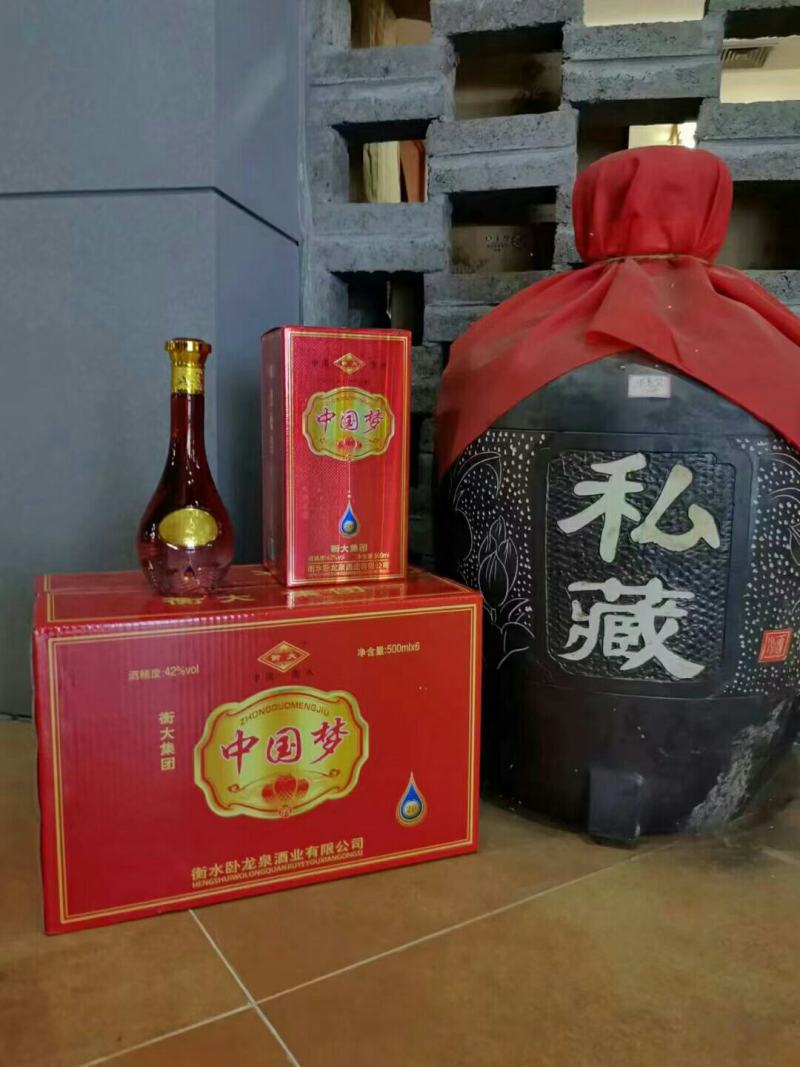 衡水老白干，酒液清亮香气芬芳，酒质醇厚，入口甘润。