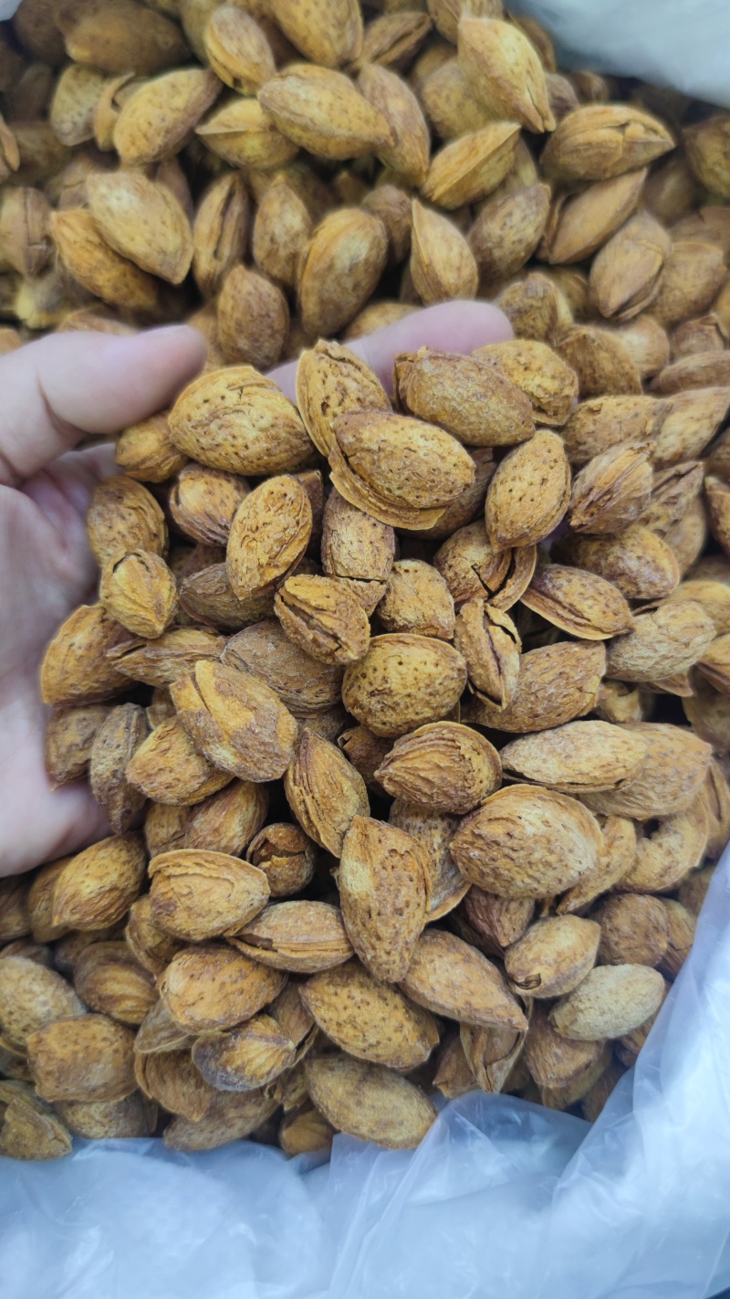 爆壳佳美巴旦木NP巴旦木皮薄果仁饱满口感香脆，大量有货