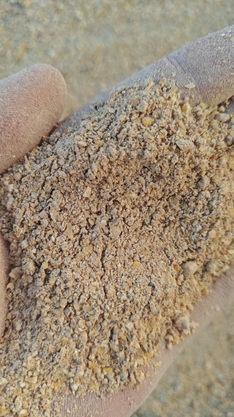 次玉米粉，现货60吨左右。适合饲料添加