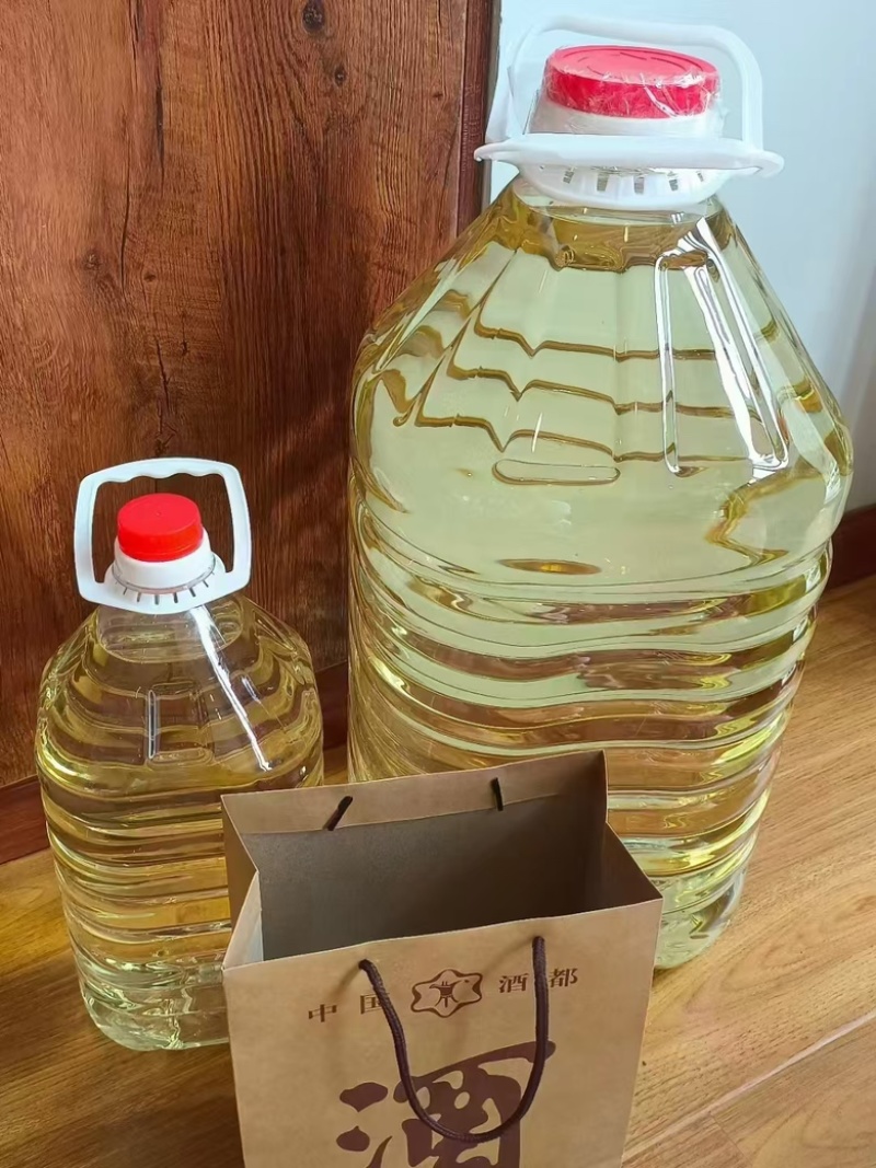 白酒基酒，53度酱香型，支持一件定制，欢迎品鉴。