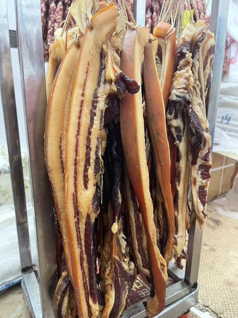 正宗腊肉腊肠，口味醇香，专业制作熏烤，手工制作源头发货