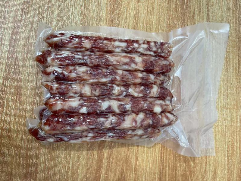 正宗腊肉腊肠，口味醇香，专业制作熏烤，手工制作源头发货