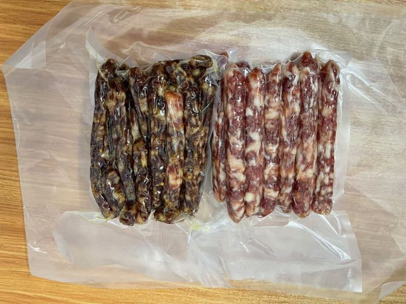 正宗腊肉腊肠，口味醇香，专业制作熏烤，手工制作源头发货