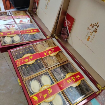 海珍品四拼礼盒山珍海味，海参鲍鱼鱼胶羊肚菌。带精美礼盒。