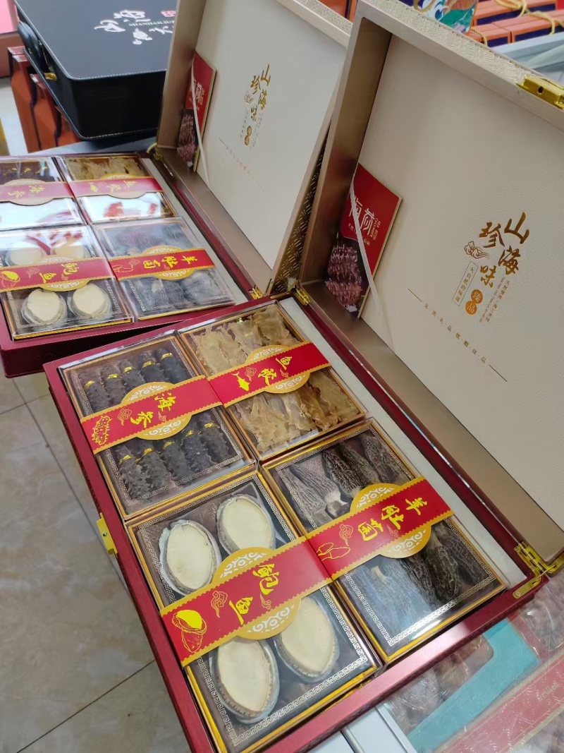 海珍品四拼礼盒山珍海味，海参鲍鱼鱼胶羊肚菌。带精美礼盒。