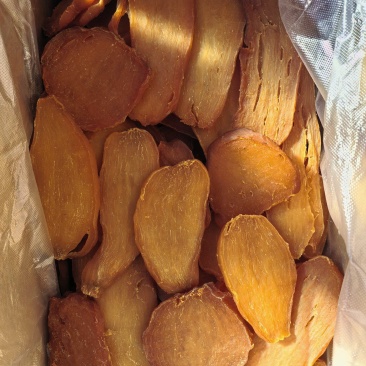 自家生产的红薯片原味的长年供应味舔嚼着劲道