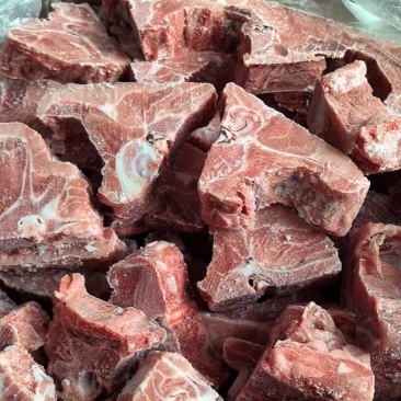 多肉猪脊骨块，7块一斤，颜色鲜亮，带肉率高，全国物流发货