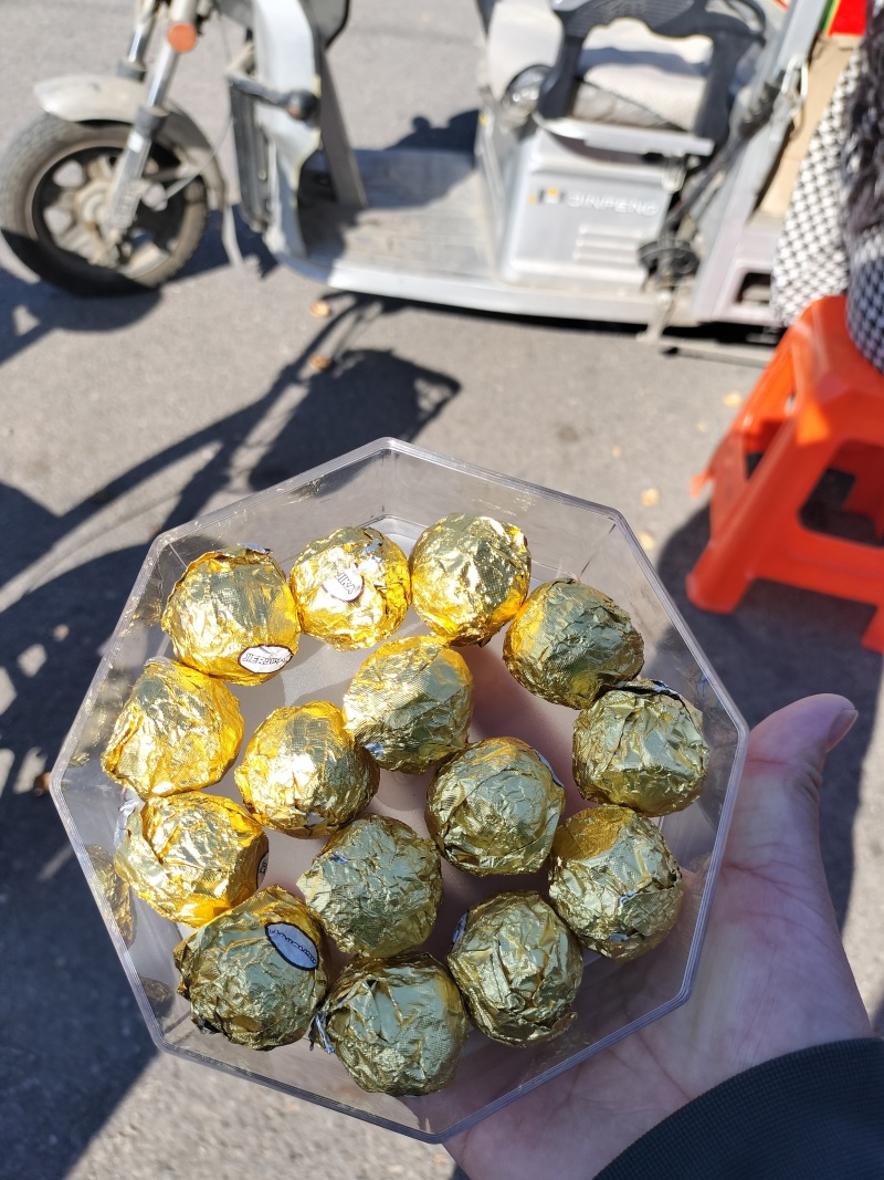 巧克力坚果脆芯球