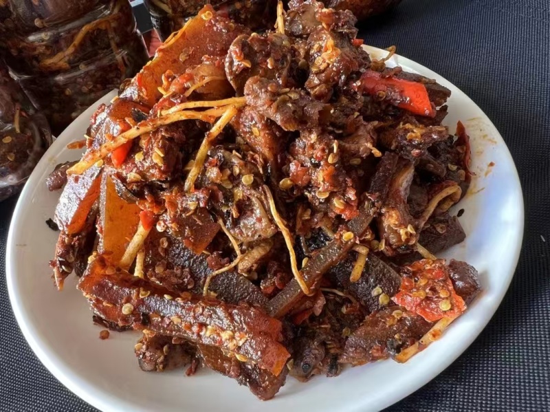 佤味序列（牛皮、鸡脚），麻辣味十足。