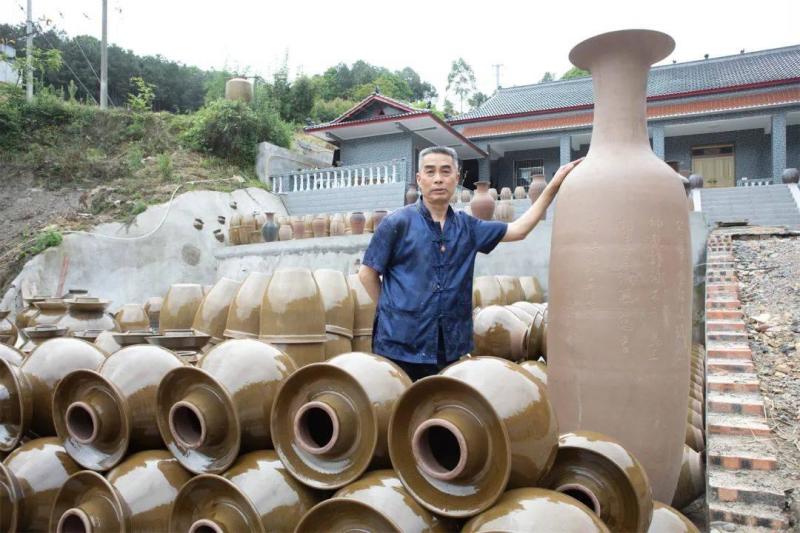 土陶产品：泡菜坛、酒坛、缸钵，远销国内和东南亚，名扬海外
