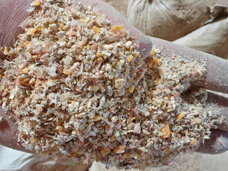 次玉米粉，现货60吨左右。适合饲料添加