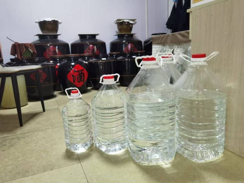 高粱酒酱香型，货源充足。自家酒酿，保质保量，干净卫生。