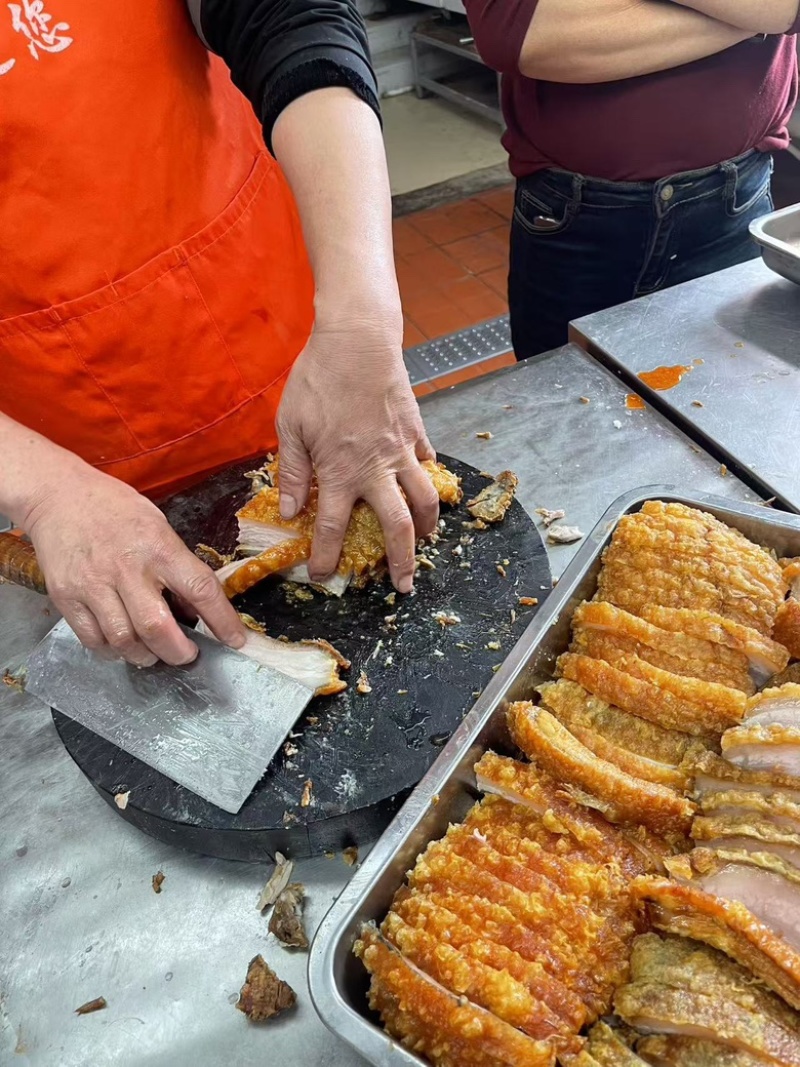 黄金扣碗，精选油炸扣肉五花肉肥而不腻，品质保障欢迎下单