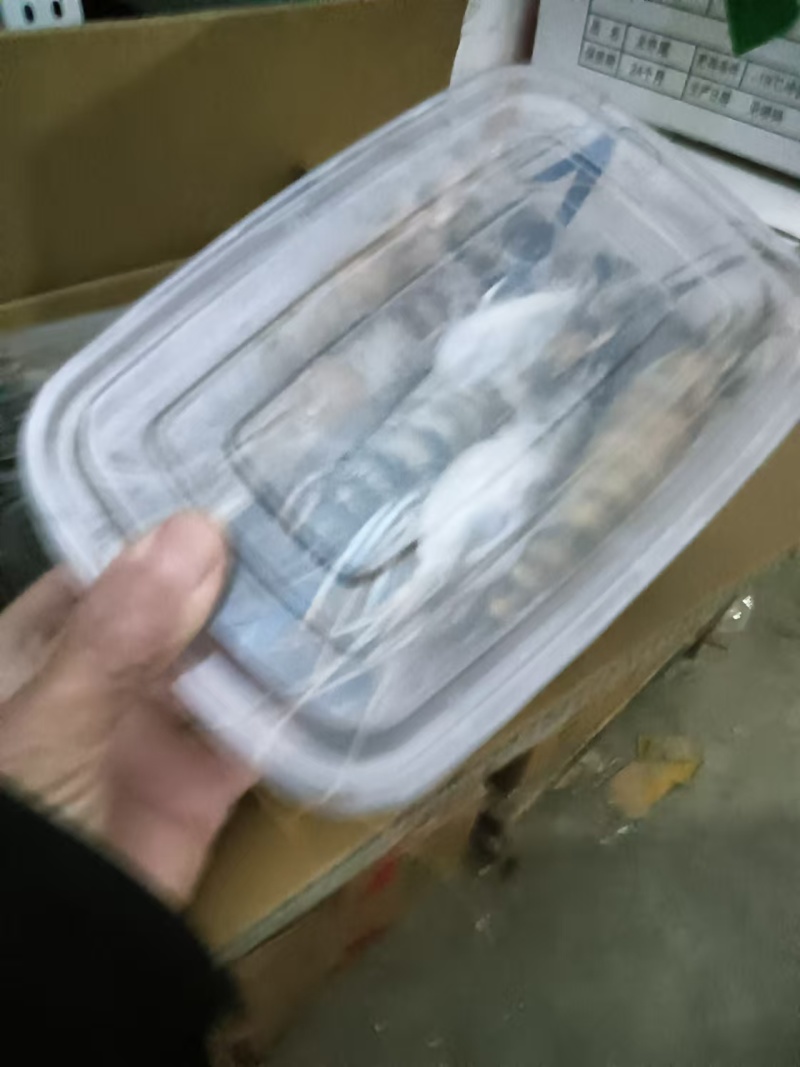 罗氏沼虾来了，个个胖嘟嘟的，是办置年货**