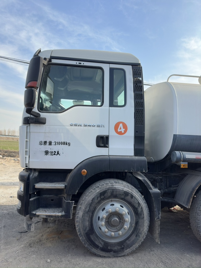 33方重汽汕得卡洒水车。国六