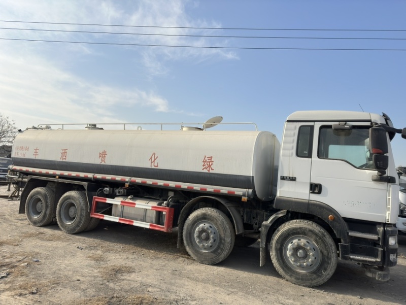 33方重汽汕得卡洒水车。国六
