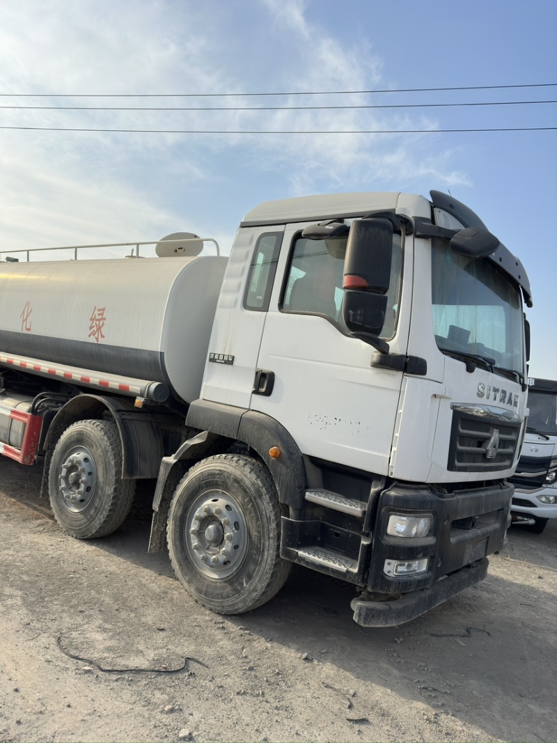 33方重汽汕得卡洒水车。国六