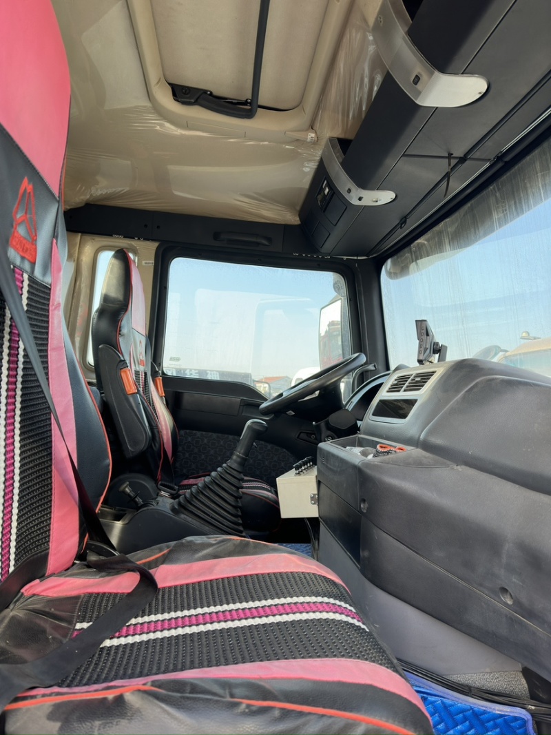 33方重汽汕得卡洒水车。国六